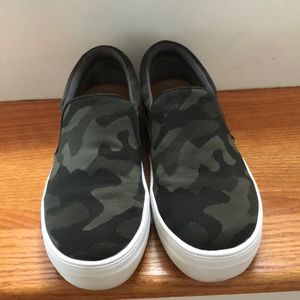 HARDLY WORN* Steve Madden slip on loafers